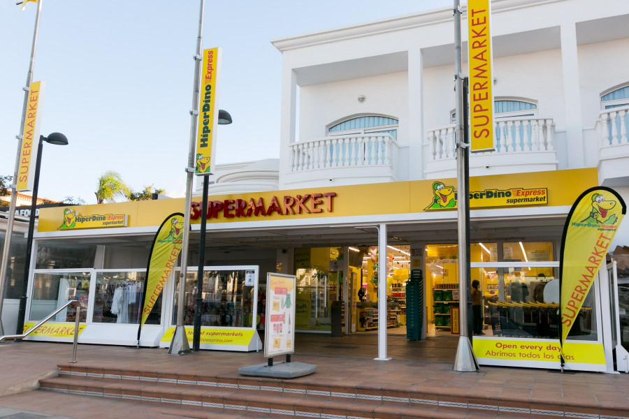 Fachada de un establecimiento HiperDino Express.