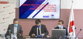 Alexandre de Palmas, director Ejecutivo de Carrefour España; Julien Veyrier, director de RRHH y Relaciones Externas de Carrefour y Javier Senent García, presidente Nacional de Cruz Roja Española.