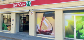 Este establecimiento es el tercero que regenta la empresa en el municipio de L'Escala y está situado en la zona de la playa de Riells, en la calle Margarida, 23.