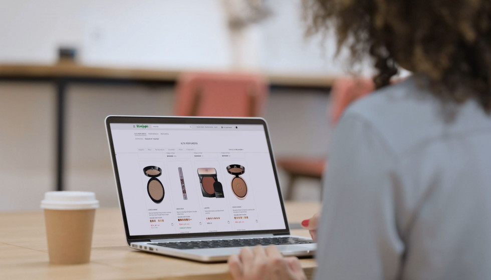 El Corte Inglés pone al alcance de sus clientes la tecnología de inteligencia artificial (IA) Modiface con la que podrán experimentar y probar de forma online productos de maquillaje de las marcas 