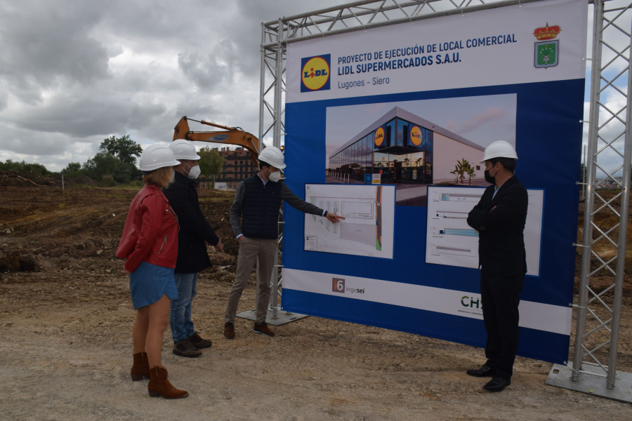 Representantes de Lidl y Ayuntamiento de Siero durante el acto de primera piedra.