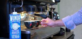 En España se ha lanzado, por el momento, la variedad Wunda Professional Barista que ofrece a los hosteleros y restauradores una alternativa veggie para el Latte Art gracias a su textura, cremos