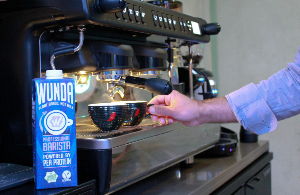 En España se ha lanzado, por el momento, la variedad Wunda Professional Barista que ofrece a los hosteleros y restauradores una alternativa veggie para el Latte Art gracias a su textura, cremos