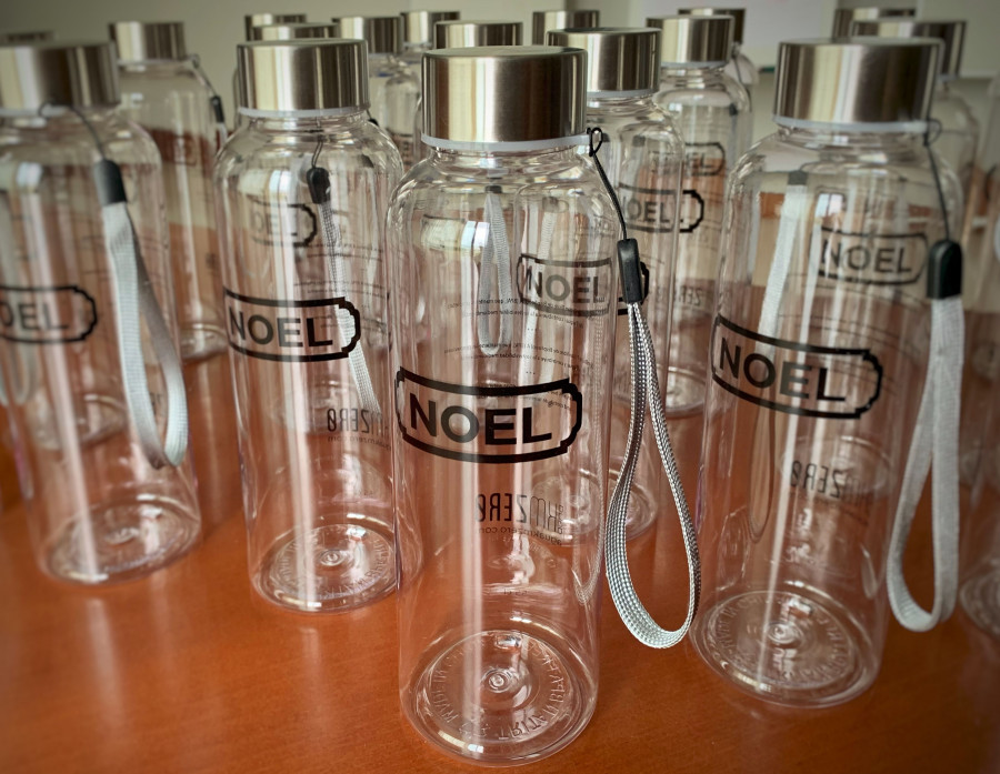 Coincidiendo con el Día Mundial del reciclaje celebrado esta semana, ha repartido cerca de 350 botellas reutilizables entre la plantilla de oficinas de las diferentes plantas y empresas del grupo.