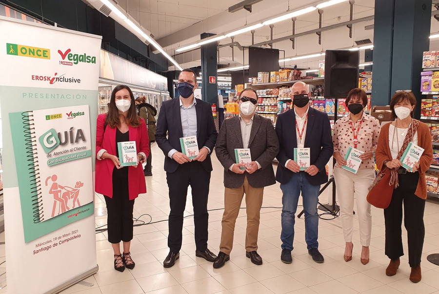 La compañía gallega de distribución alimentaria forma, en colaboración con la ONCE, a sus equipos de las enseñas Eroski en la correcta atención de este colectivo, en el marco de su iniciativa Er