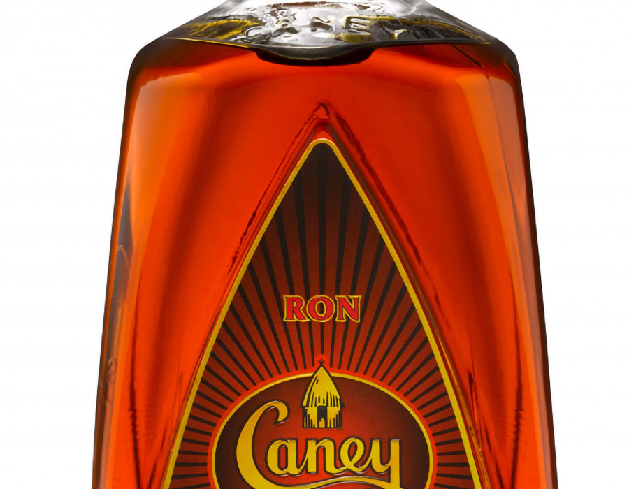 Ron Caney es uno de los rones más antiguos y con más tradición de la isla caribeña.