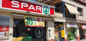 El nuevo Spar dispone de las secciones en libre servicio de frutería y panadería.