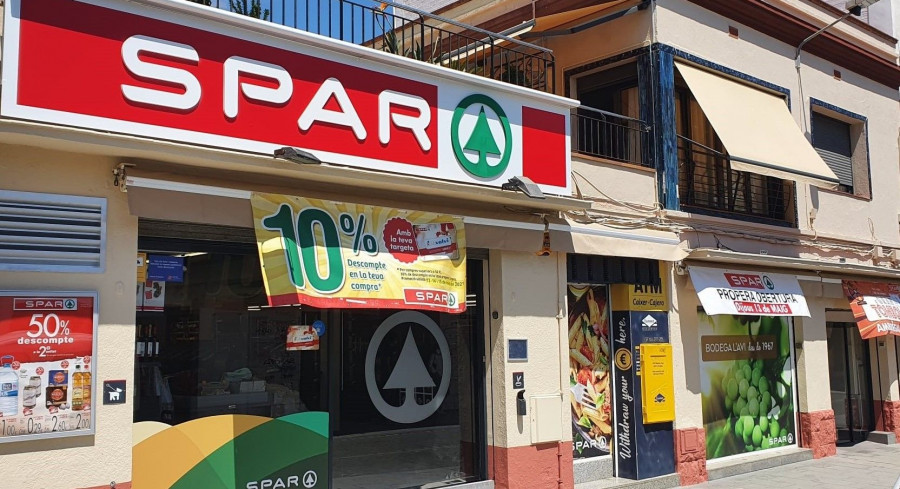El nuevo Spar dispone de las secciones en libre servicio de frutería y panadería.