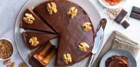 Tarta de zanahoria y nueces con cobertura de chocolate, receta presentada en la campaña #TuMomentoNueces