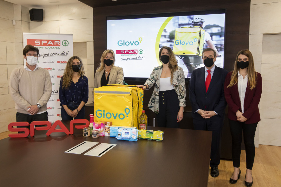 Representantes de Glovo y Spar Gran Canaria tras la firma del acuerdo.
