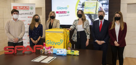 Representantes de Glovo y Spar Gran Canaria tras la firma del acuerdo.