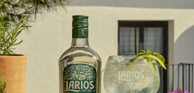 Larios Provenzal es una ginebra suave y refrescante, que ya está disponible en Bodeboca y desde abril en el canal de alimentación.