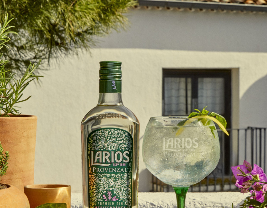 Larios Provenzal es una ginebra suave y refrescante, que ya está disponible en Bodeboca y desde abril en el canal de alimentación.