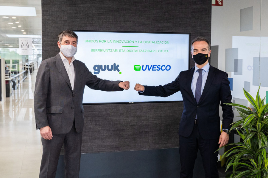 En la foto: Jose Ramón Fernández de Barrena, CEO de Grupo Uvesco y Jon Ander de las Fuentes, presidente de Guuk, en las instalaciones de Grupo Uvesco en Irun.