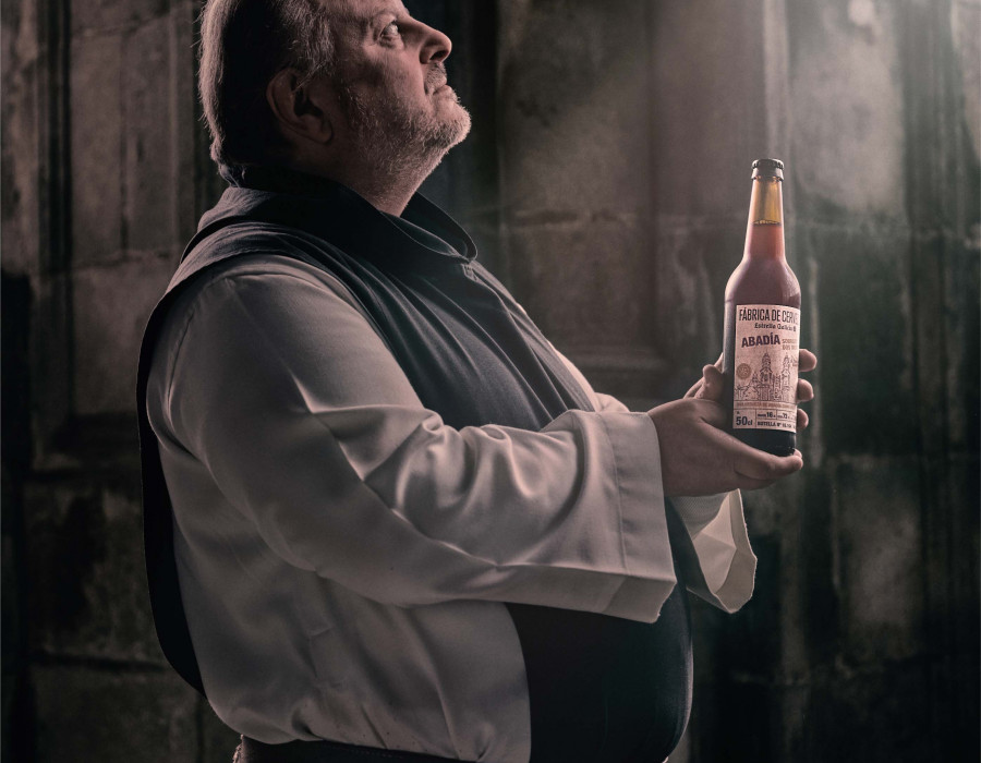 El lanzamiento de esta cerveza Ale de tipo Abadía es fruto de dos años de trabajo e investigación sobre las cepas de levadura presentes de forma natural en los jardines del Monasterio de Sobrado do