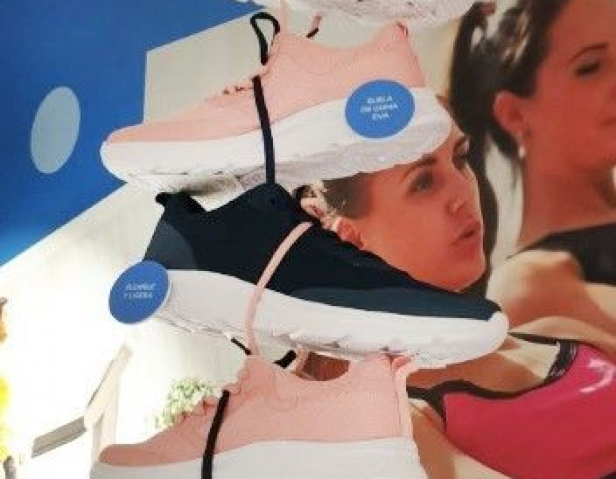 En la elaboración de este calzado se ha utilizado, por cada par de zapatillas, una media de 1,5 botellas de plástico para fabricar el tejido exterior.