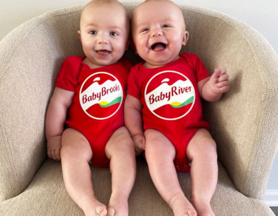 Babybel quiere celebrar la llegada de los nuevos miembros de la familia con la creación de unos bodis personalizables con los nombres de los bebés.