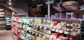 El supermercado ubicado en el Centro Comercial Mirasierra tiene una superficie de sala de ventas de 600 metros cuadrados y cuenta con el servicio de parquing del Centro Comercial.