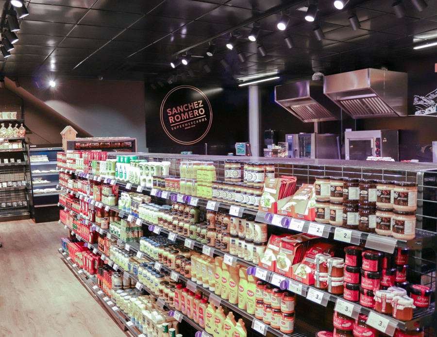 El supermercado ubicado en el Centro Comercial Mirasierra tiene una superficie de sala de ventas de 600 metros cuadrados y cuenta con el servicio de parquing del Centro Comercial.