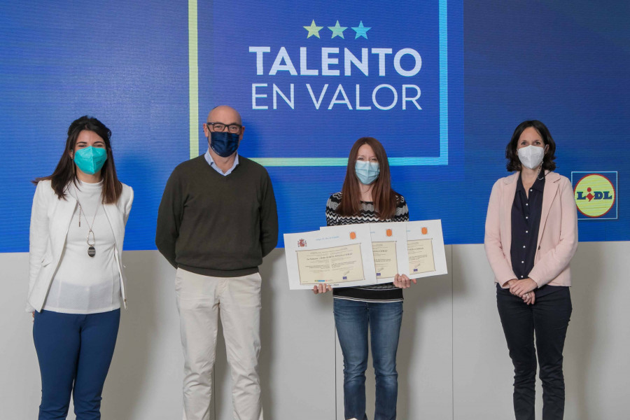 La compañía lanza un proyecto pionero en España para poner en valor a una figura clave en el sector de los supermercados, homologando su trabajo con un título oficial que por primera vez acred