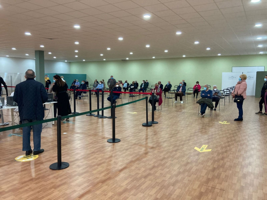 A la primera jornada acudieron 480 personas de entre 70 y 75 años -está previsto vacunar a 500 personas al día- con una capacidad máxima para atender a 1.000 personas, en función de la disponibil