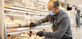 Trabajador de Mercadona en un supermercado de Valencia.