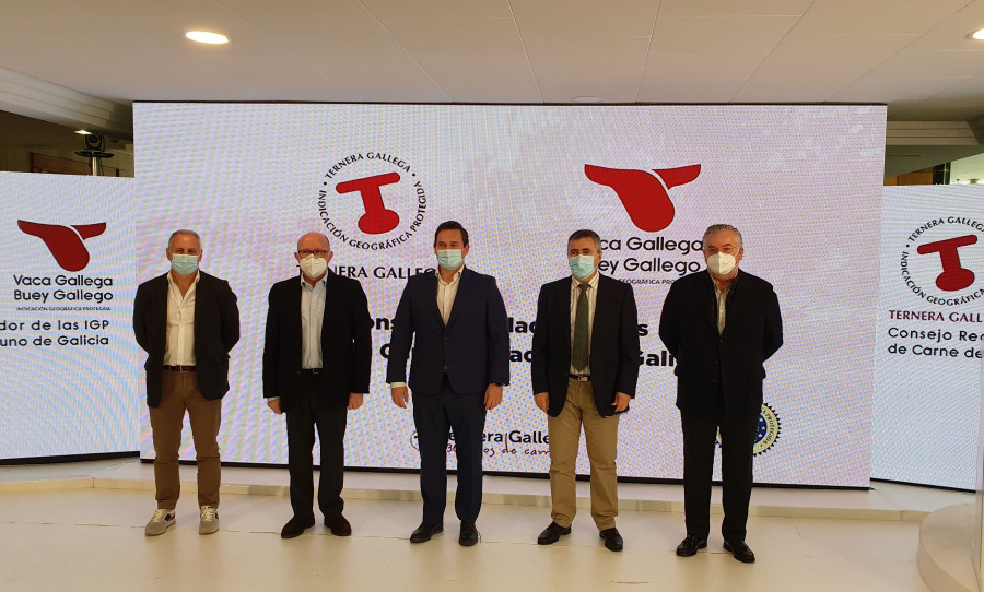 José Luis Cabarcos Corral, director de la Axencia Galega de Calidad Alimentaria, presidió el acto en el que participaron directivos del Consejo Regulador y representantes del sector.