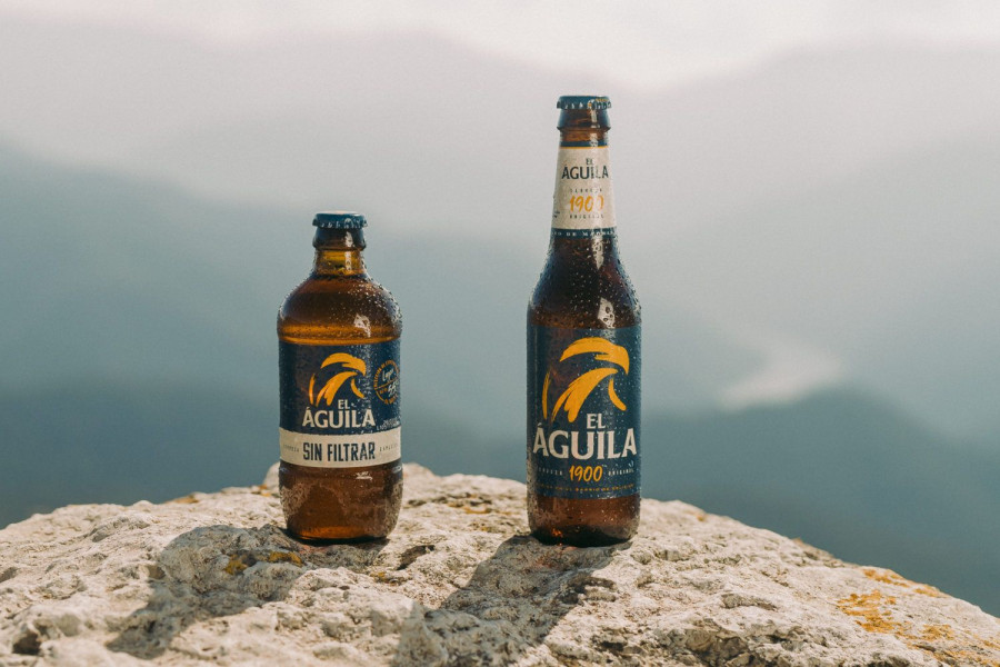 La cervecera presenta así El Águila Sin Filtrar, una lager especial ligeramente turbia cuya elaboración moderna se inspira en los métodos de 1900.