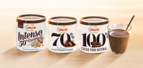 La gama ‘Auténticos Cacaos’ se inauguraba con el lanzamiento de su Cacao Negro 70% y ha sido ampliada el pasado año con el Cacao Puro 100% Natural.