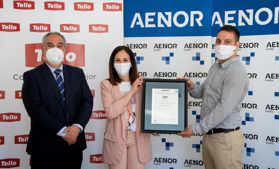 En la foto: Antonio Contreras, de Aenor; y Elena Robles y Fernando Torres, del Grupo Tello.
