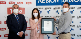 En la foto: Antonio Contreras, de Aenor; y Elena Robles y Fernando Torres, del Grupo Tello.