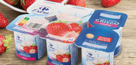 La nueva receta del yogur griego de fresa Carrefour Extra ha mejorado su cremosidad y bajado la cantidad de azúcar, pero sin renunciar a su sabor delicioso.
