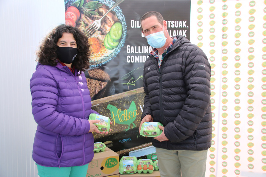 La producción se comercializa bajo marcas Hobea y EuskaOvo Km0. y la granja tiene capacidad de producir hasta 70.000 docenas huevos.