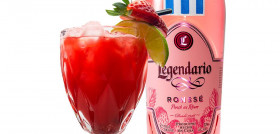 Cóctel Mary's Pink y botella Ronssé.