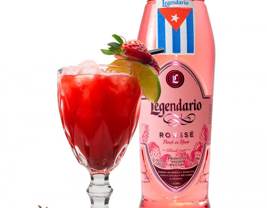 Cóctel Mary's Pink y botella Ronssé.