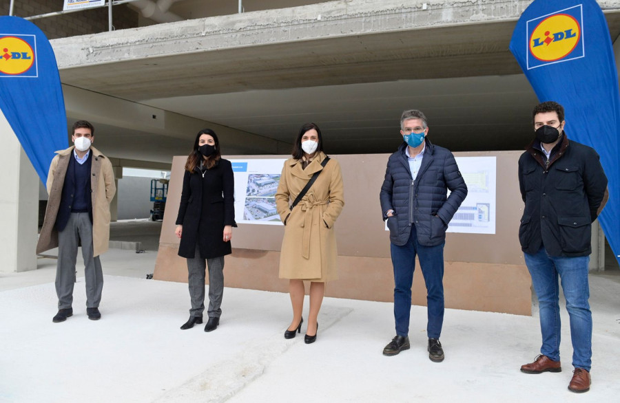 Representantes de Lidl y del Ayuntamiento de Santander durante la visita de obra.