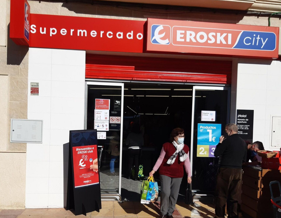 La nueva tienda franquiciada ofrece a los consumidores un servicio completo de alimentación con marcas de fabricante, una marca propia y productos en frescos.
