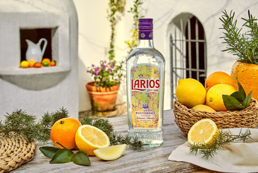 La marca armoniza la imagen de Larios Dry Gin con las variedades premium de su portfolio, Larios 12 y Larios Rosé.