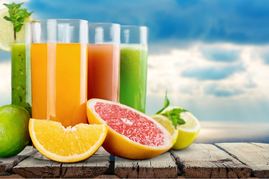 Los zumos de frutas se obtienen de exprimir las partes comestibles de las frutas sanas y maduras, y no llevan azúcares añadidos ya que no está permitido por ley.