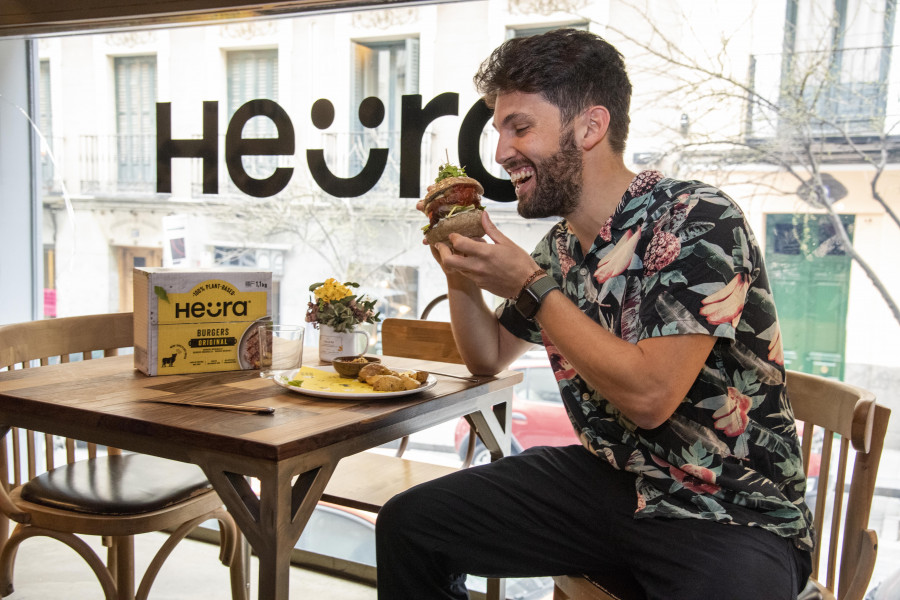 Bernat Añaños, cofundador de Heura, durante la presentación de la nueva hamburguesa plant-based.
