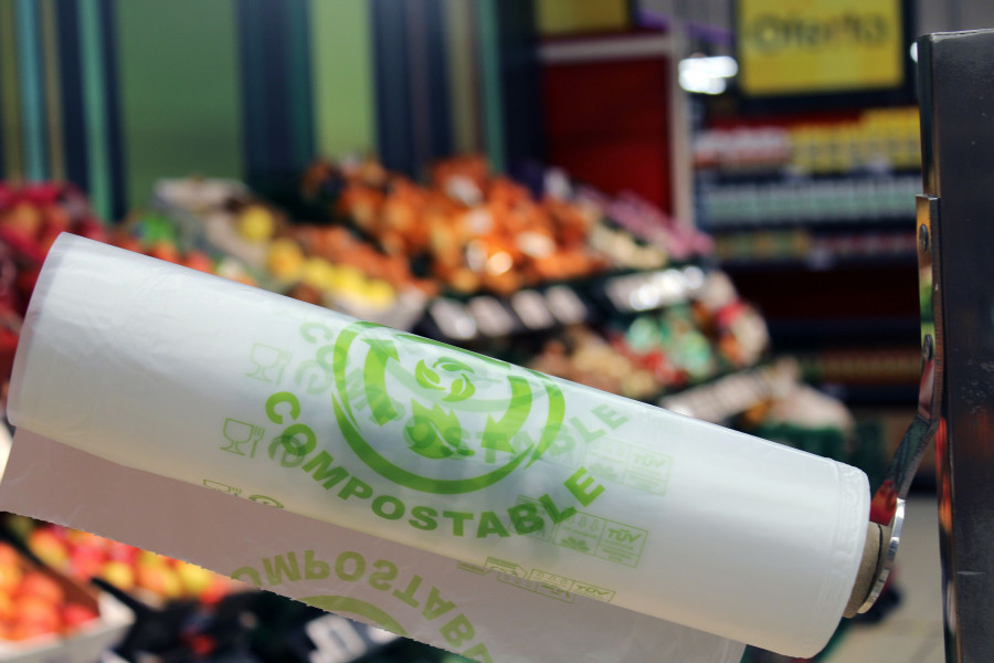 Las bolsas, elaboradas con fécula vegetal, desaparecen sin producir residuos tóxicos convirtiéndose en abono orgánico.