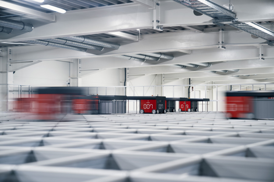 Conocido por su concepto de ‘Almacenamiento Cúbico Robotizado’, del que es pionero, AutoStore, crea soluciones de alta tecnología para optimizar los espacios de almacenamiento, maximizar los flu