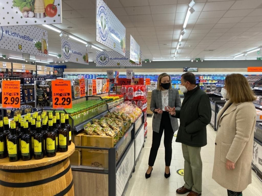 El alcalde de Chiclana, José María Román Guerrero, ha visitado el establecimiento en compañía de la directora regional de Lidl en Andalucía, Sophie Chatel, y ha realizado un breve recorrido por 