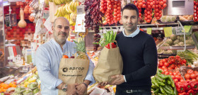 David Barbeito y Jordi Ventura, fundadores de Aprop online, en una fruteriėa del mercado de Mollet que vende a travės de la plataforma.