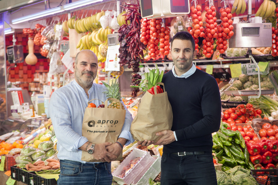David Barbeito y Jordi Ventura, fundadores de Aprop online, en una fruteriėa del mercado de Mollet que vende a travės de la plataforma.