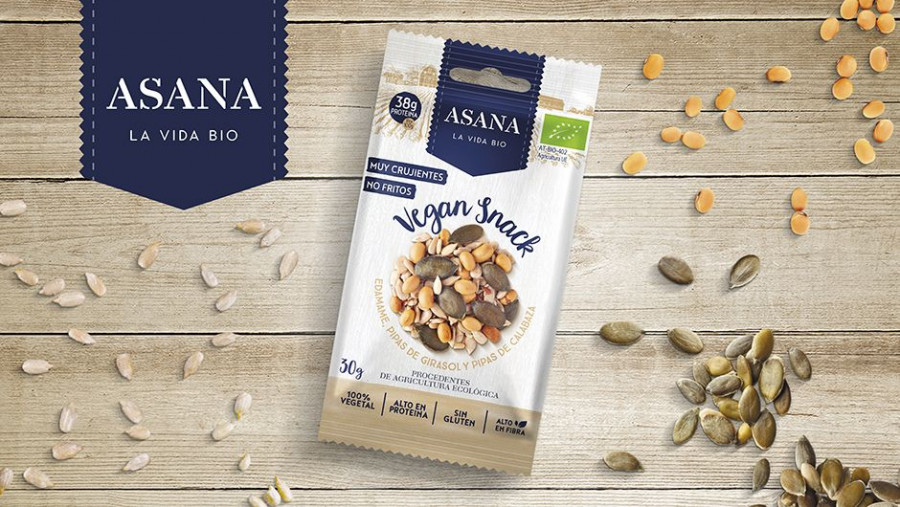 Vegan Snack es un crujiente mix ecológico de edamames (habas de soja), semillas de girasol y calabaza horneadas (no fritas) con un toque de sal marina, procedentes de agricultura ecológica certifica