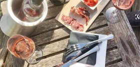 La cifra es relativamente baja si se compara con las botellas vendidas de vino blanco o vino tinto de esta D.O., pero significa un porcentaje de aumento por encima del crecimiento general de la propia
