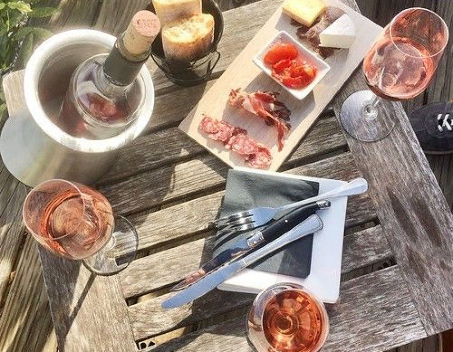 La cifra es relativamente baja si se compara con las botellas vendidas de vino blanco o vino tinto de esta D.O., pero significa un porcentaje de aumento por encima del crecimiento general de la propia
