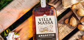 El diseño de Villa Massa Amaretto sigue la línea del limoncello, una botella transparente que da protagonismo al líquido que alberga en su interior.