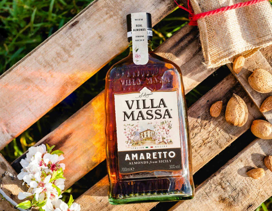 El diseño de Villa Massa Amaretto sigue la línea del limoncello, una botella transparente que da protagonismo al líquido que alberga en su interior.